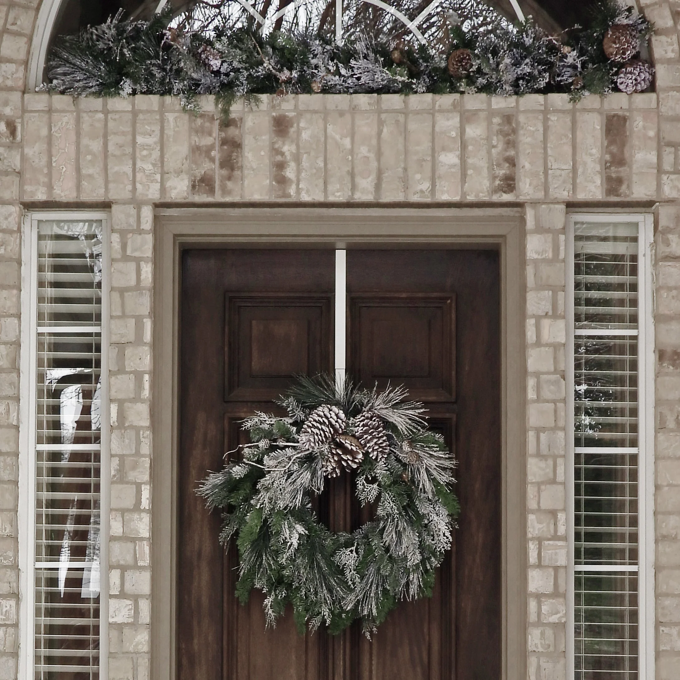 24 Inch Snowfall Creek Pre-lit Christmas Wreath - Image 4