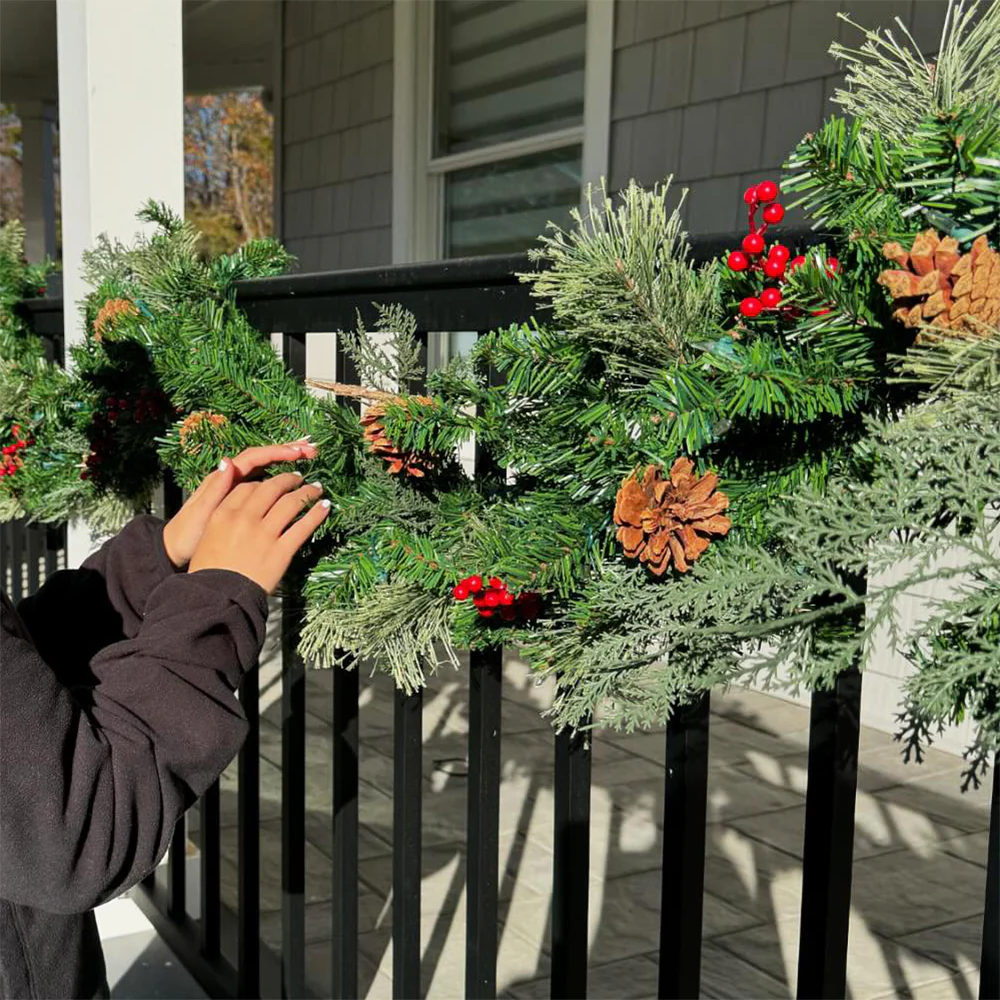 Classic Pre-lit Christmas Garland - Image 8
