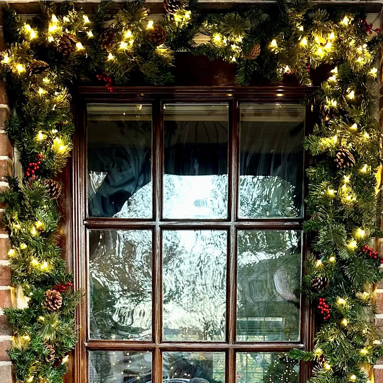 Classic Pre-lit Christmas Garland - Image 9