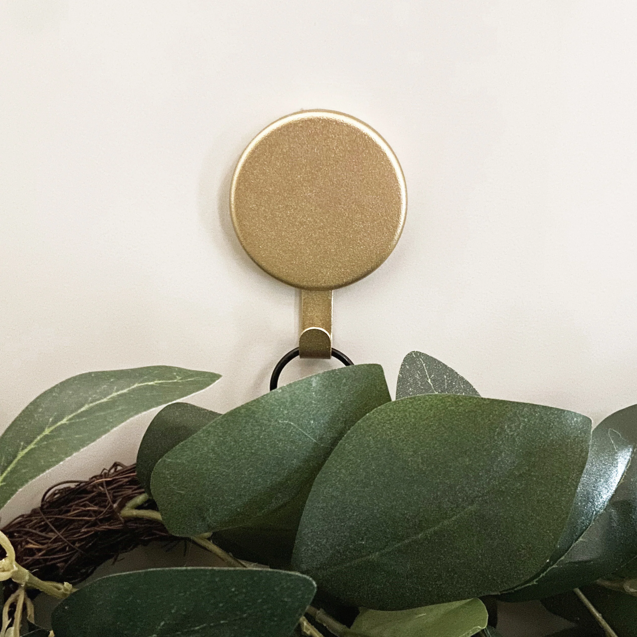 Attract Magnetic Hanger, 1 Pack - Textured Gold - Image 2